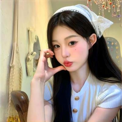 她的微笑像颗糖